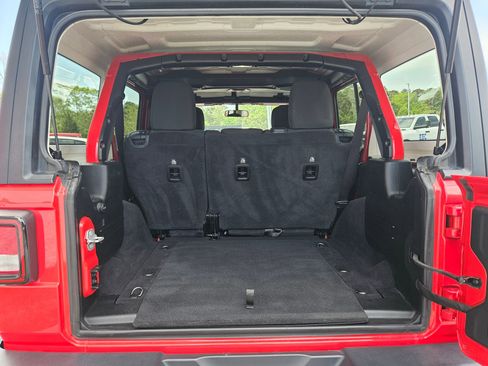 Used 2020 Jeep Wrangler Unlimited Sahara AWD/4WD image 30