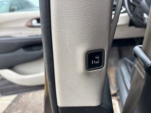 Used 2017 Chrysler Pacifica Touring-L Plus w/ Tire & Wheel Group image 21