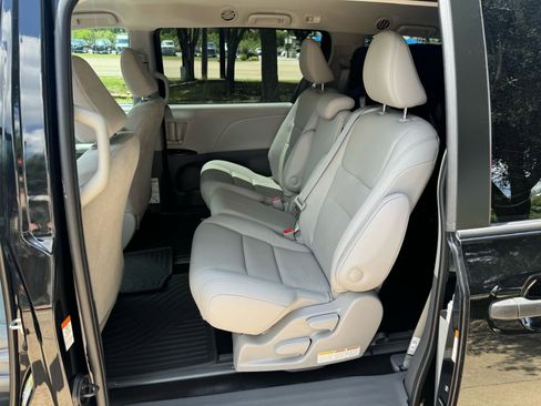 Used 2020 Toyota Sienna L image 17