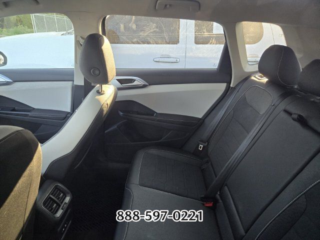 Used 2026 Volkswagen Taos SE FWD image 9