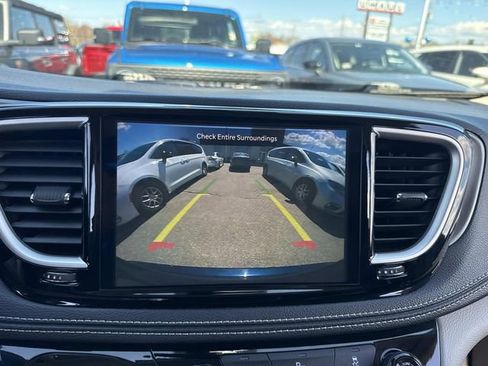 Used 2024 Chrysler Pacifica Limited FWD image 24