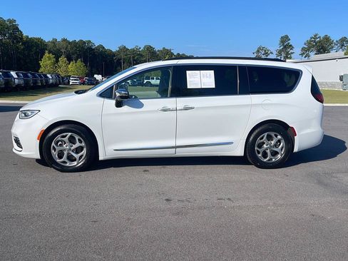Used 2023 Chrysler Pacifica Limited FWD image 4