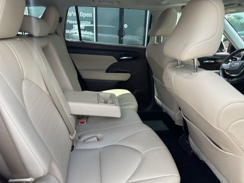 Used 2020 Toyota Highlander XLE FWD image 14