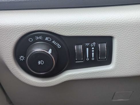 Used 2024 Chrysler Pacifica Touring-L FWD image 26