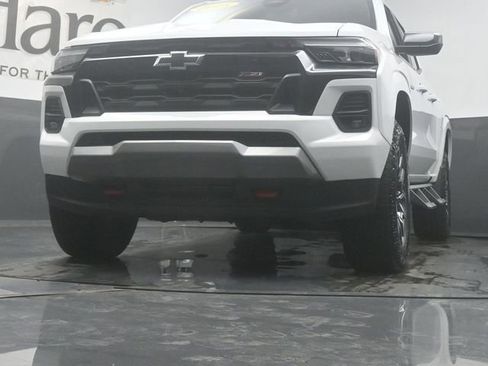 Used 2025 Chevrolet Colorado Z71 w/ Technology Package AWD/4WD image 4