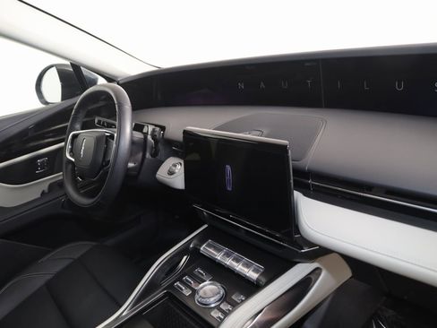 Used 2025 Lincoln Nautilus Premier image 47