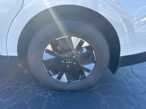 New 2025 Kia Carnival LXS image 18