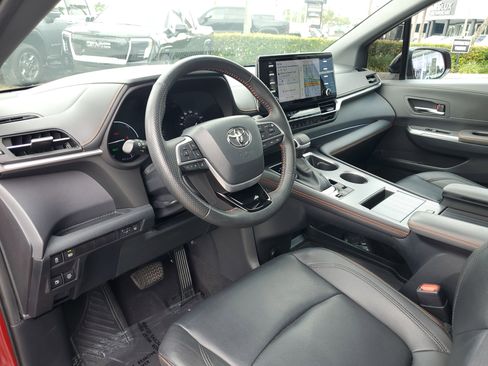 Used 2022 Toyota Sienna XSE image 9