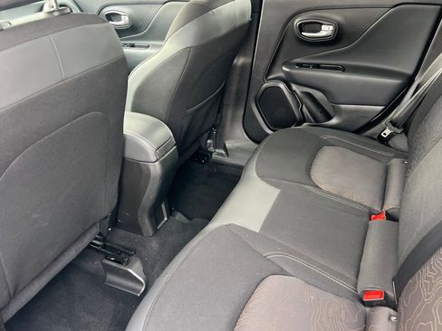 Used 2023 Jeep Renegade Latitude AWD/4WD image 12