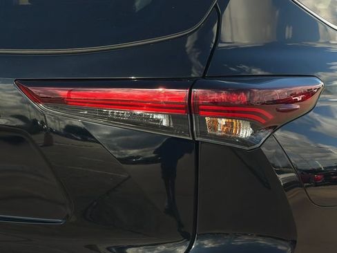 Used 2025 Toyota Highlander Limited FWD image 32