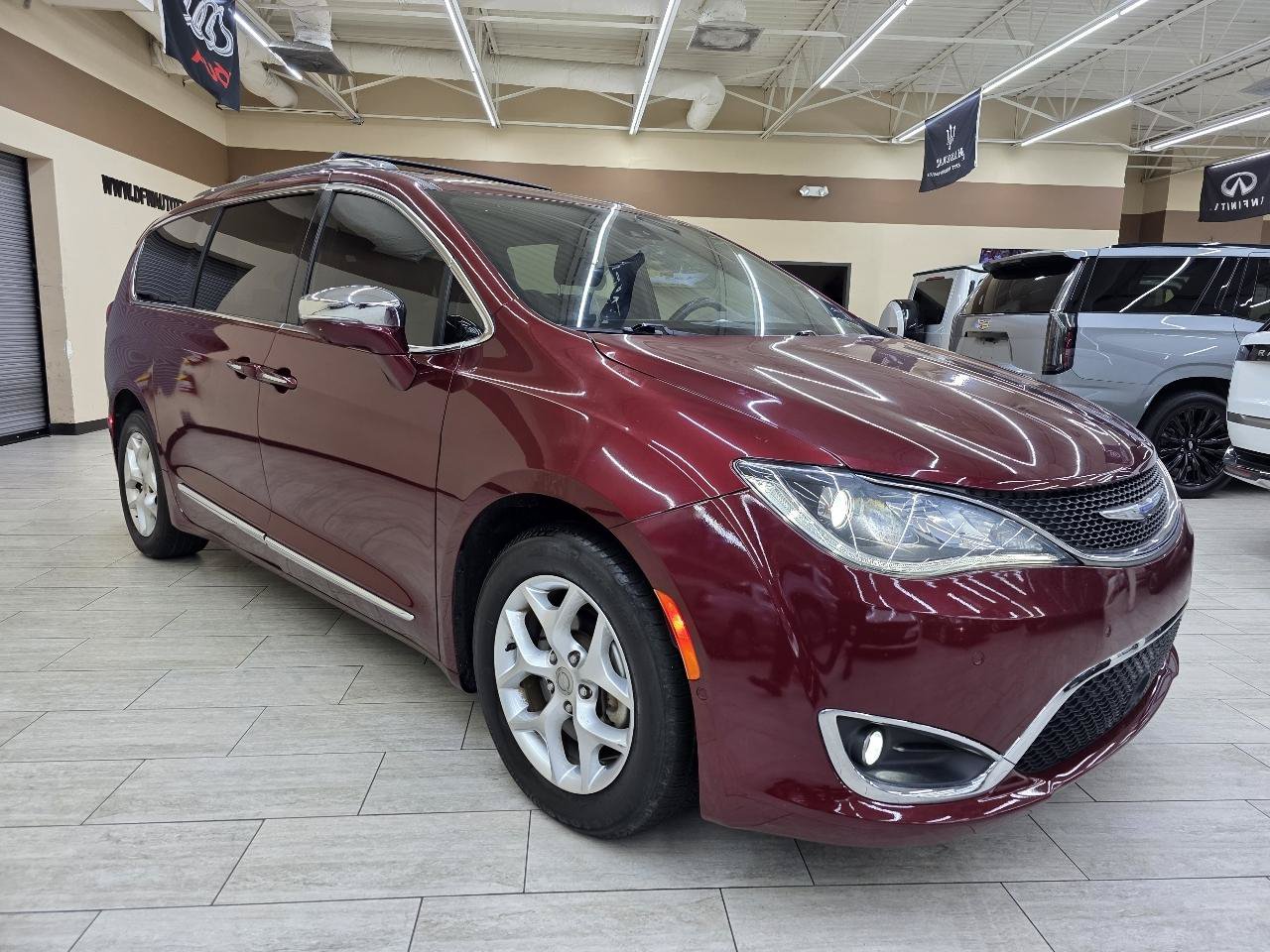 Used 2020 Chrysler Pacifica Limited w/ Advanced Safetytec Group FWD image 4