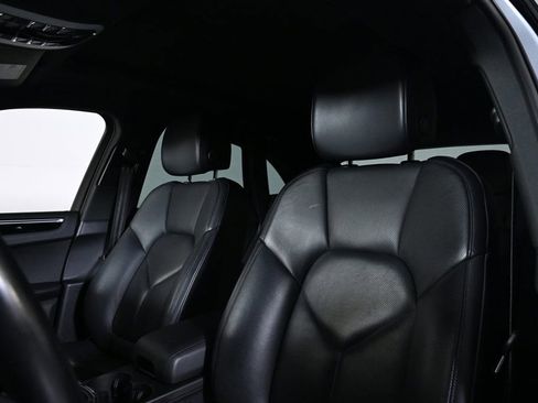 Certified 2024 Porsche Macan image 5