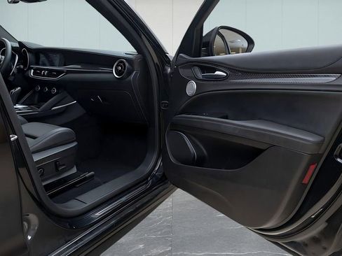 Used 2023 Alfa Romeo Stelvio Quadrifoglio image 35