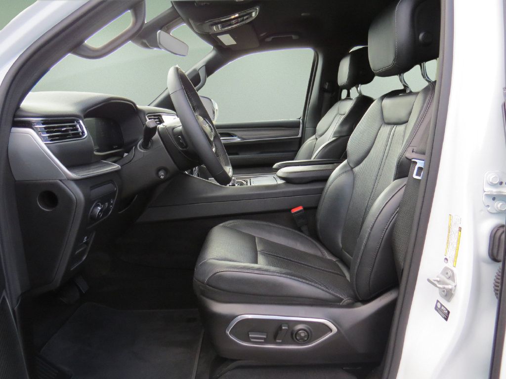Used 2024 Jeep Wagoneer Series II w/ Flexible Seating Group RWD image 17