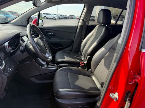 Used 2017 Chevrolet Trax LT w/ LT Convenience Package FWD image 10