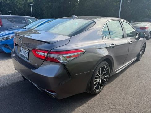Used 2019 Toyota Camry SE FWD image 3