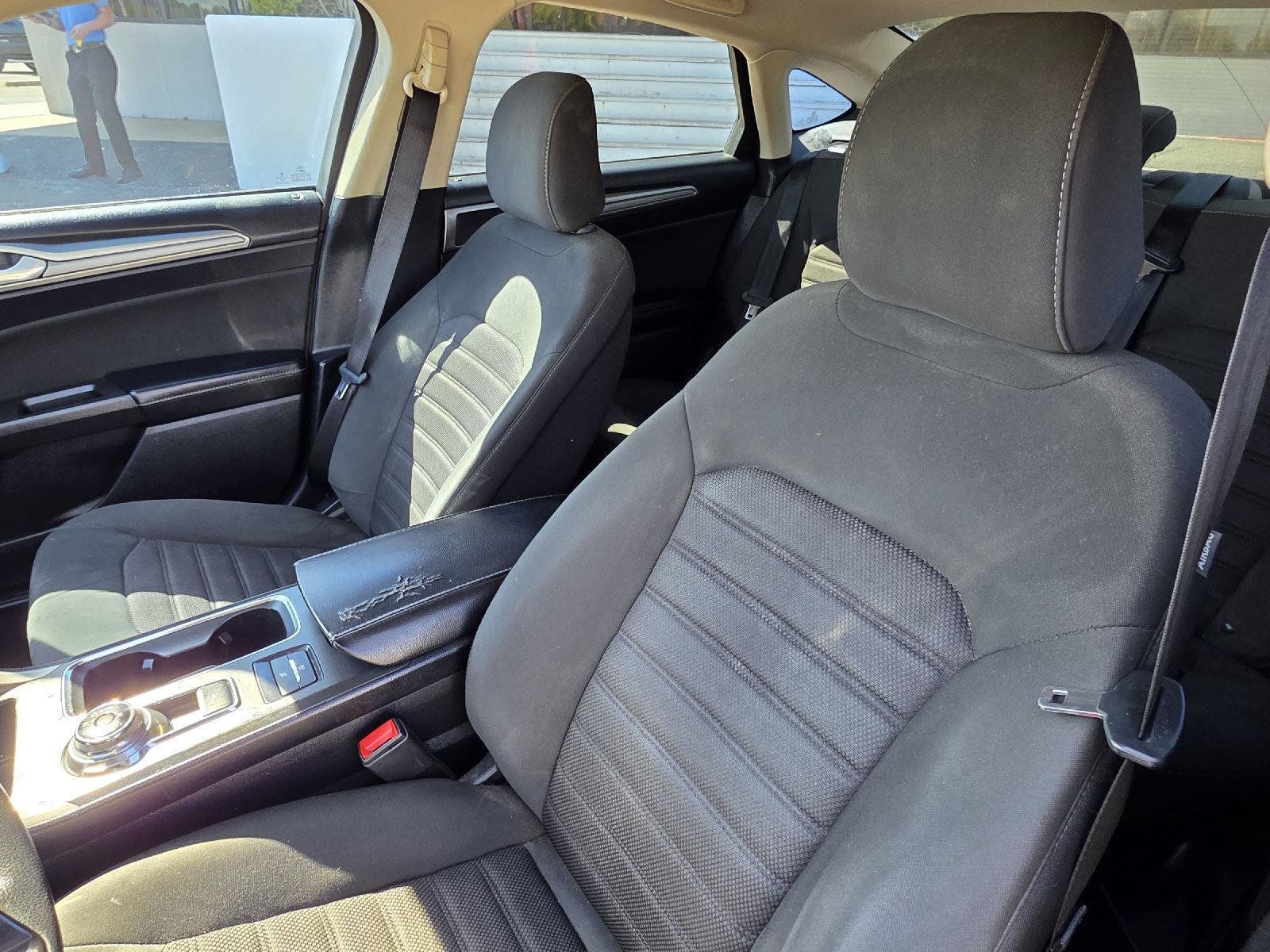 Used 2020 Ford Fusion SE FWD image 33