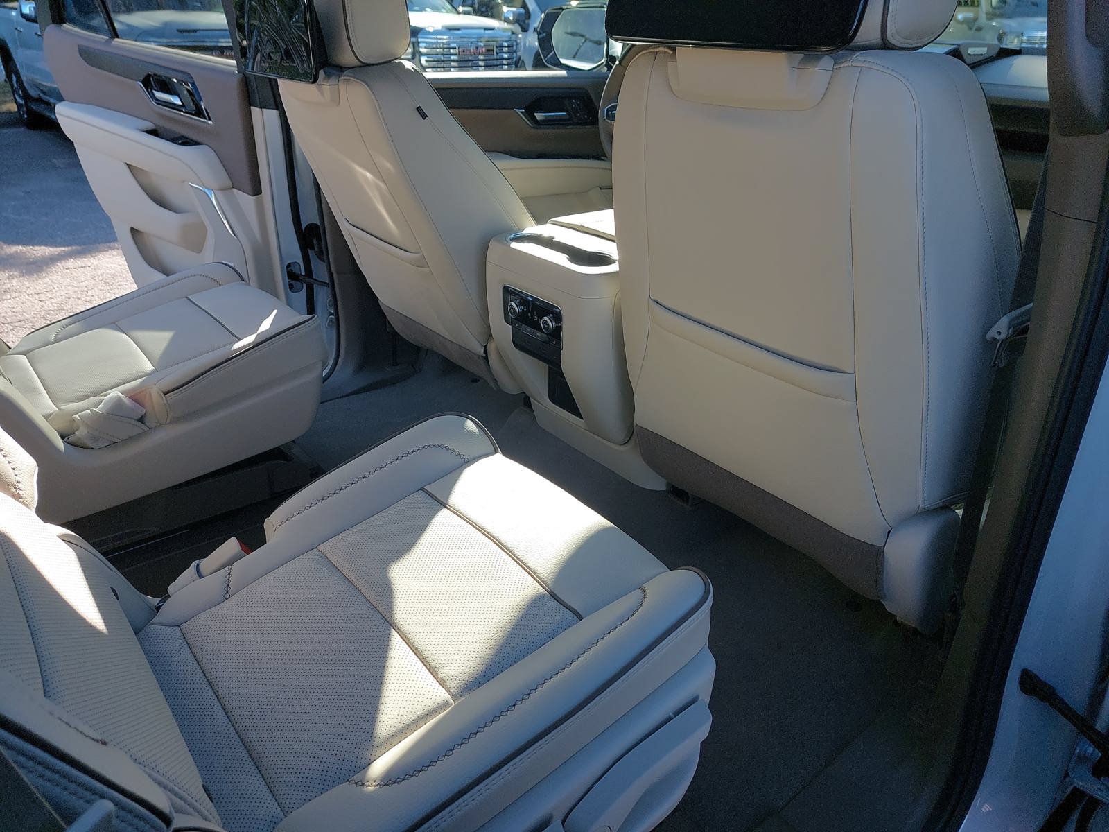 New 2026 GMC Yukon Denali w/ Denali Reserve Package AWD/4WD image 11