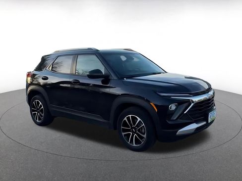 Used 2025 Chevrolet TrailBlazer LT image 2