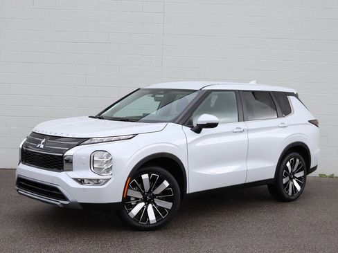 New 2025 Mitsubishi Outlander SE image 33