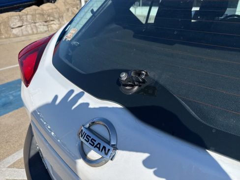 Used 2019 Nissan Kicks SV image 9