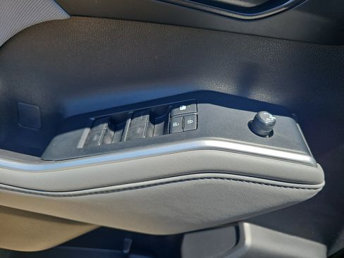 Used 2020 Toyota Highlander LE FWD image 28