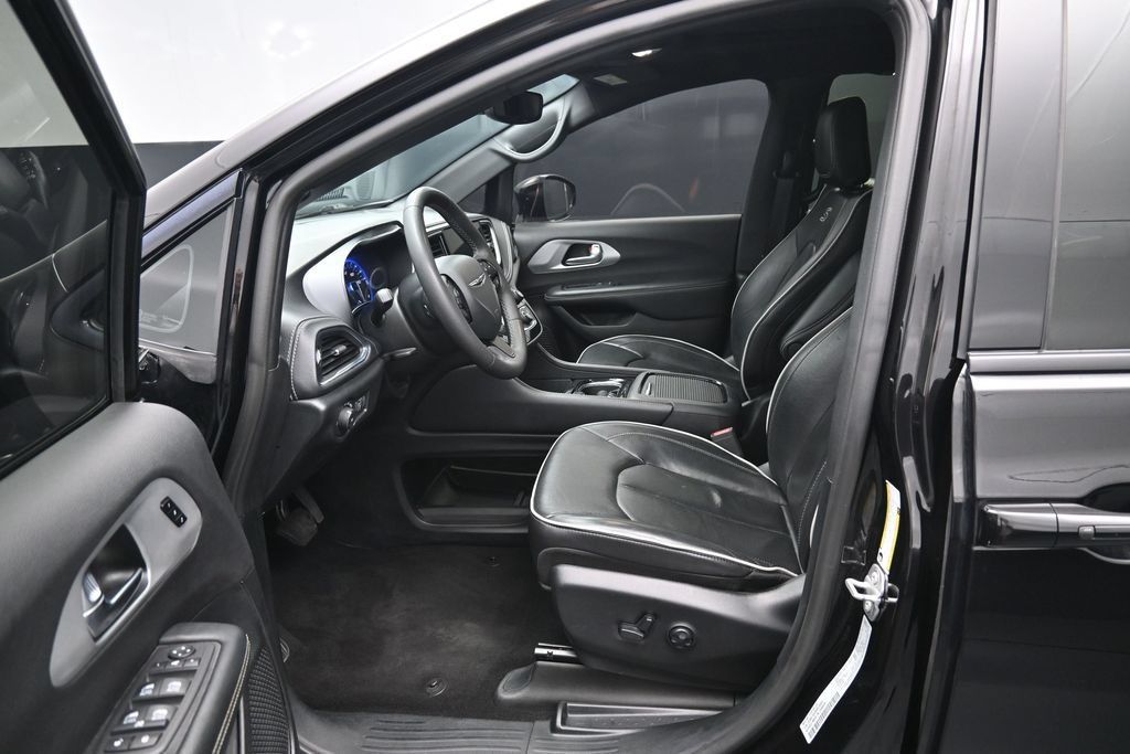 Used 2025 Chrysler Pacifica Limited FWD image 9