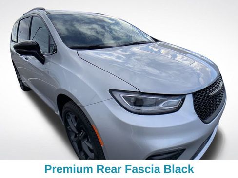 New 2026 Chrysler Pacifica Select w/ S Appearance Package image 9