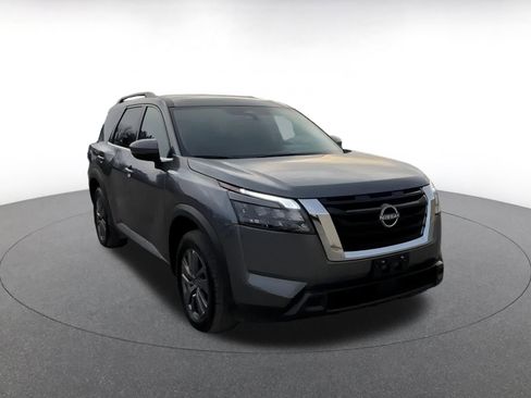 Used 2025 Nissan Pathfinder SV image 3