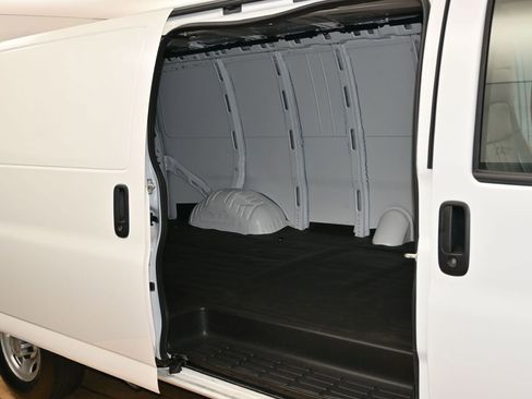 Used 2024 Chevrolet Express 3500 Extended w/ Driver Convenience Package image 31