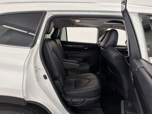 Used 2021 Toyota Highlander Limited FWD image 34