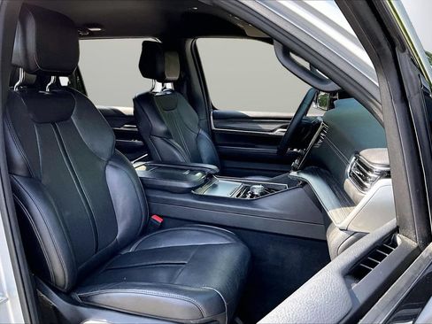 Certified 2024 Jeep Wagoneer Series II w/ Flexible Seating Group AWD/4WD image 22