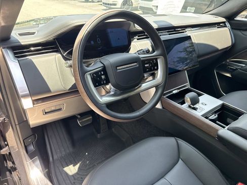 Certified 2025 Land Rover Range Rover SE AWD/4WD image 23