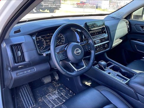 Used 2024 Nissan Pathfinder SL w/ SL Premium Package FWD image 5