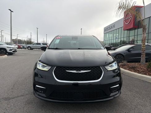 Used 2024 Chrysler Pacifica Select image 3