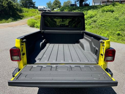 Used 2023 Jeep Gladiator Sport AWD/4WD image 8