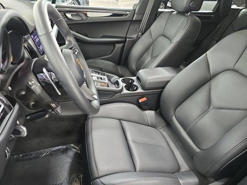 Certified 2026 Porsche Macan AWD/4WD image 5