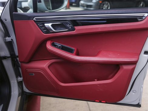 Certified 2023 Porsche Macan S image 39