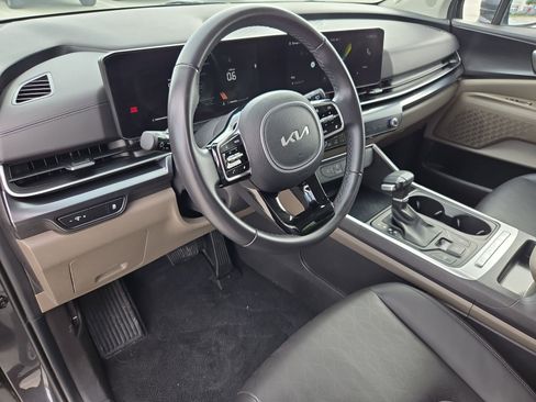 Used 2025 Kia Carnival image 13