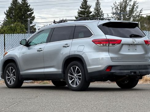 Used 2019 Toyota Highlander XLE AWD/4WD image 5