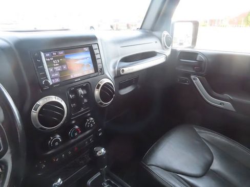 Used 2018 Jeep Wrangler Unlimited Sahara w/ Max Tow Package AWD/4WD image 33