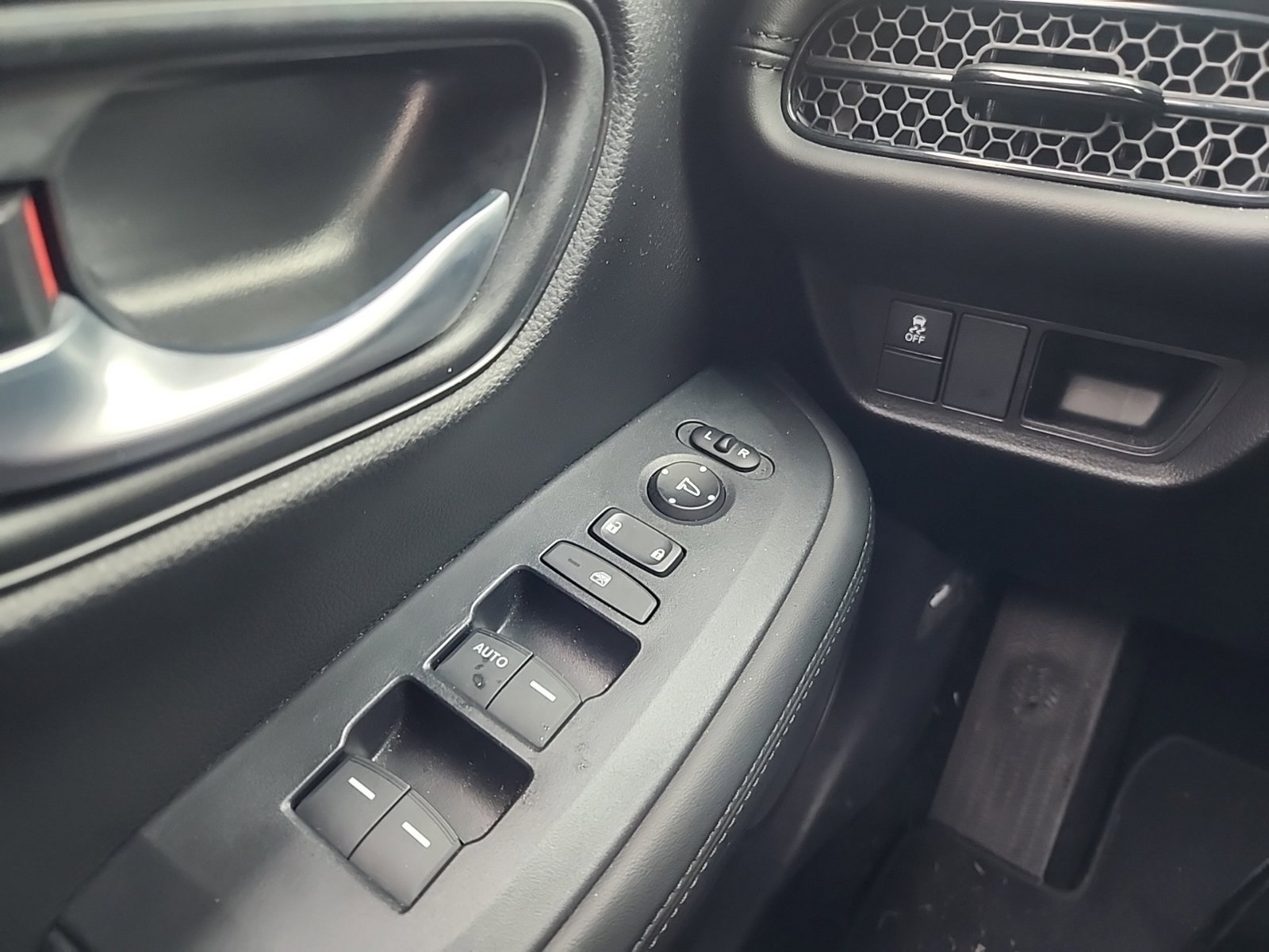 Used 2025 Honda HR-V LX image 15