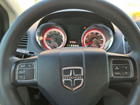 Used 2018 Dodge Grand Caravan SE w/ UConnect Hands-Free Group image 11