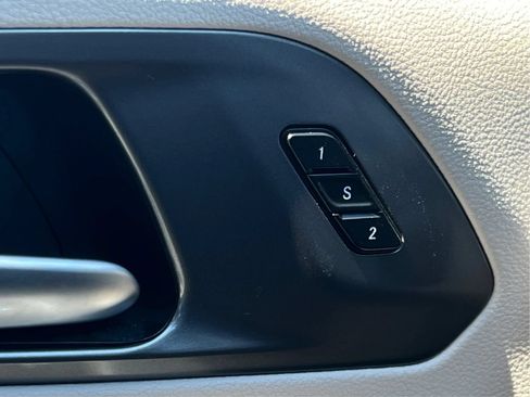 Used 2024 Chrysler Pacifica Limited FWD image 45