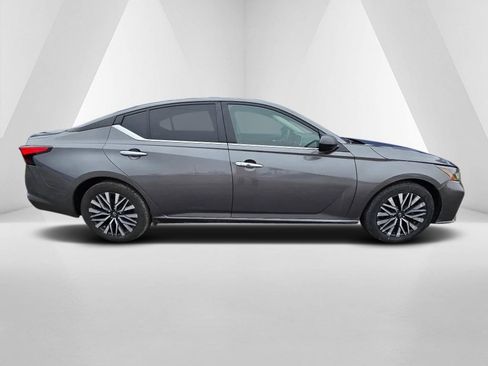 Used 2024 Nissan Altima 2.5 SV image 8
