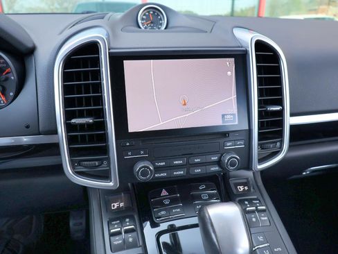 Used 2018 Porsche Cayenne Platinum Edition image 46