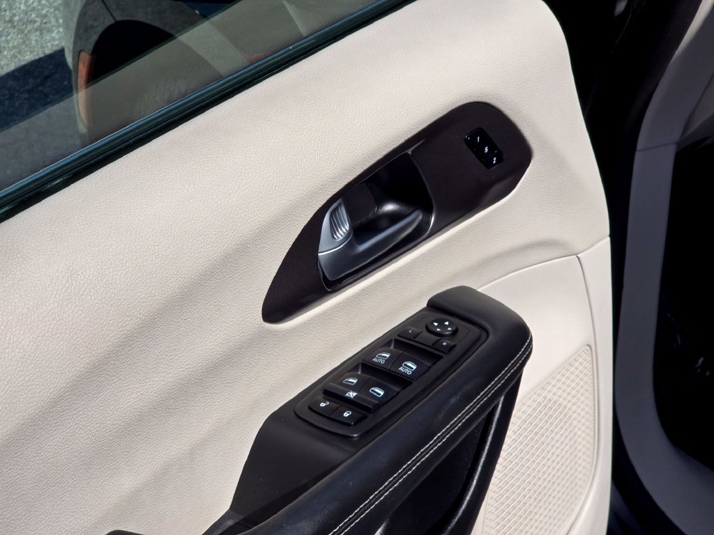 Used 2024 Chrysler Pacifica Touring-L FWD image 37
