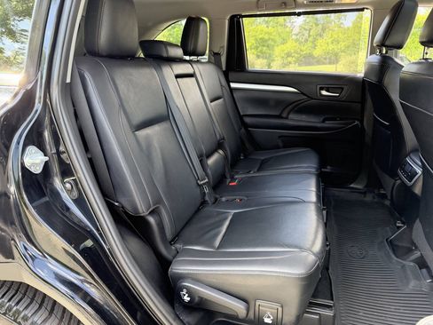 Used 2019 Toyota Highlander XLE AWD/4WD image 31
