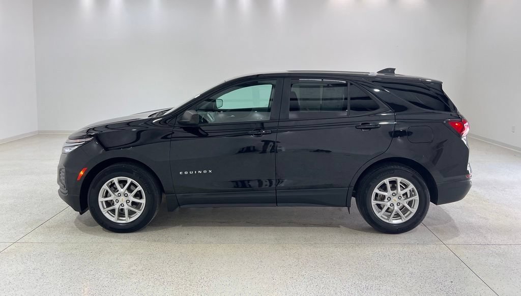 Used 2022 Chevrolet Equinox LS w/ LS Convenience Package FWD image 2