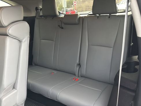 Used 2022 Toyota Highlander XLE image 18